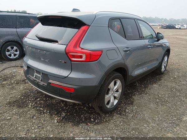 2022 VOLVO XC40 T5 MOMENTUM