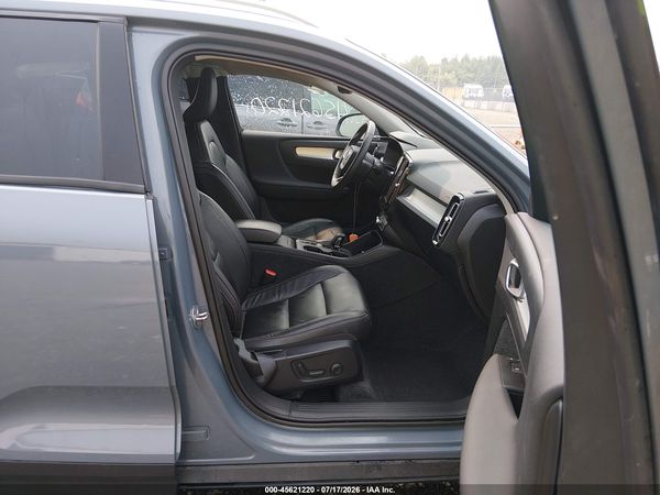2022 VOLVO XC40 T5 MOMENTUM