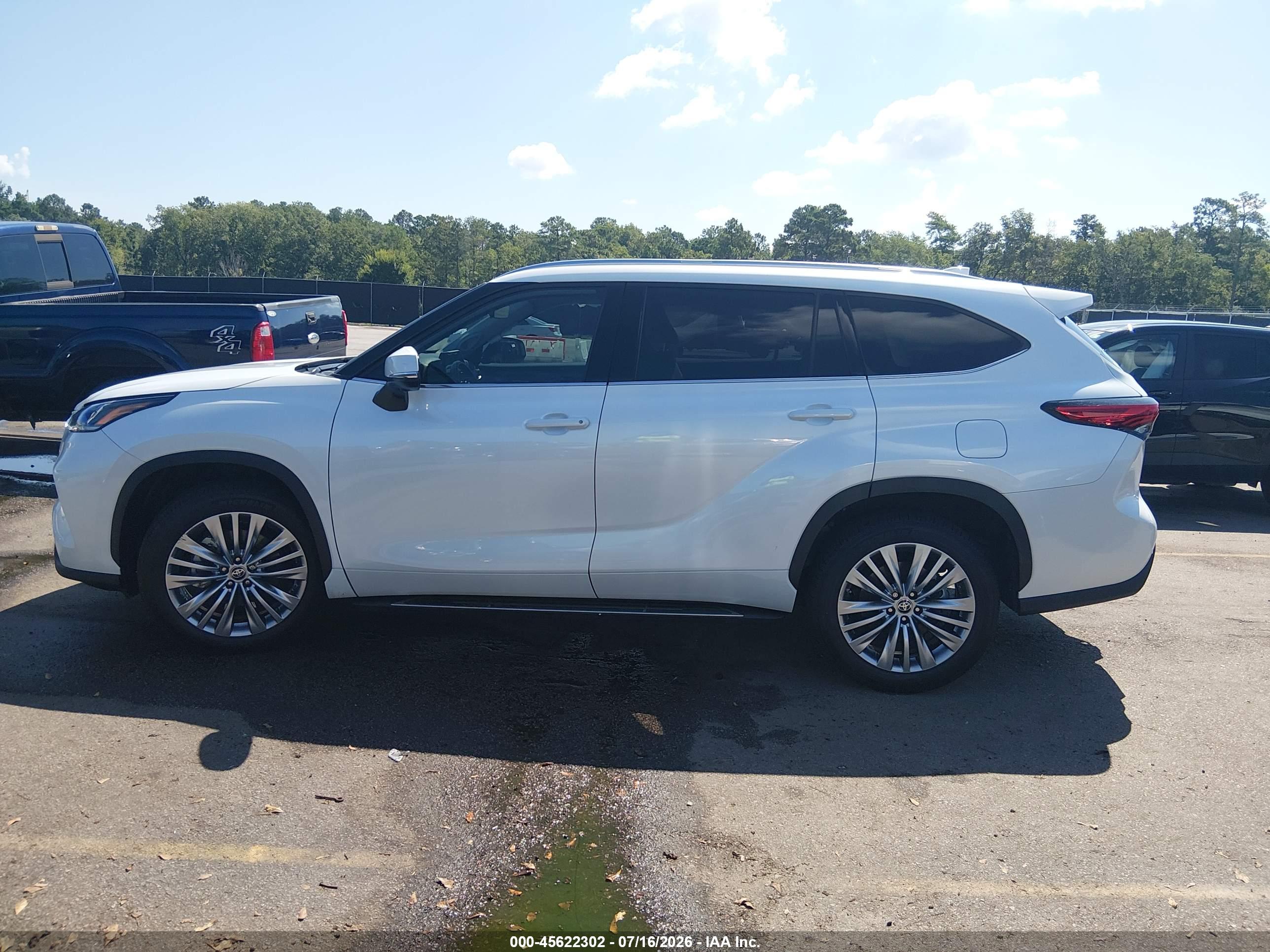 2023 TOYOTA HIGHLANDER PLATINUM