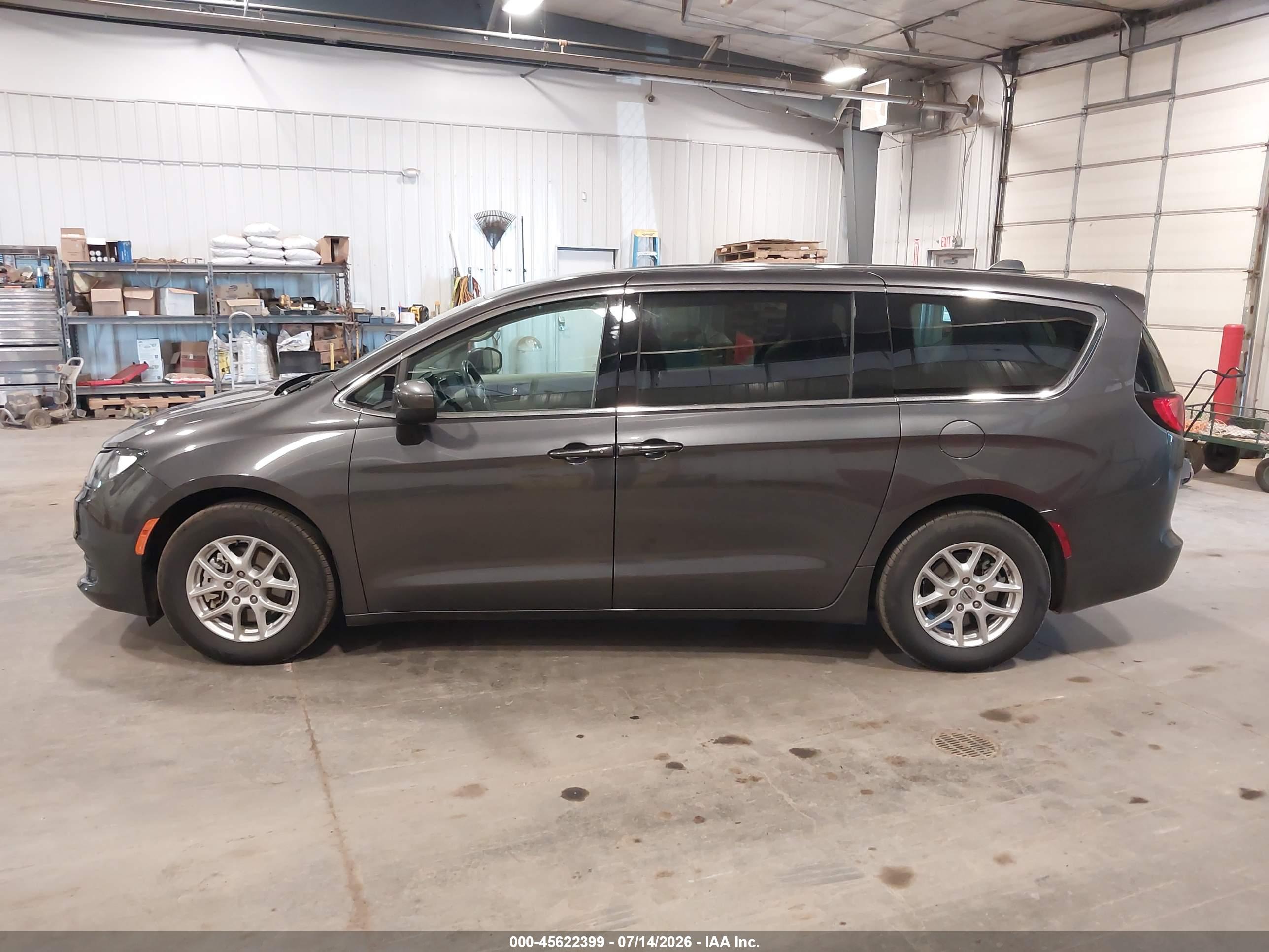 2022 CHRYSLER VOYAGER LX
