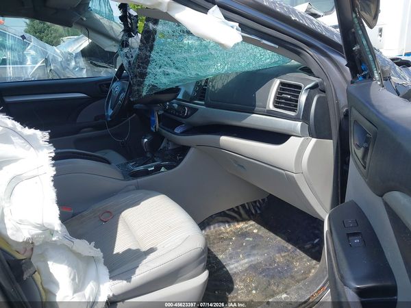 2017 TOYOTA HIGHLANDER LE PLUS