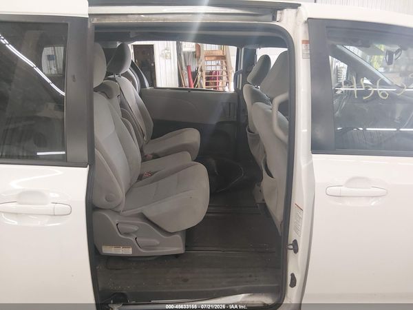 2015 TOYOTA SIENNA LE 8 PASSENGER — I8