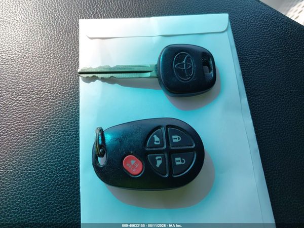 2015 TOYOTA SIENNA LE 8 PASSENGER — I11