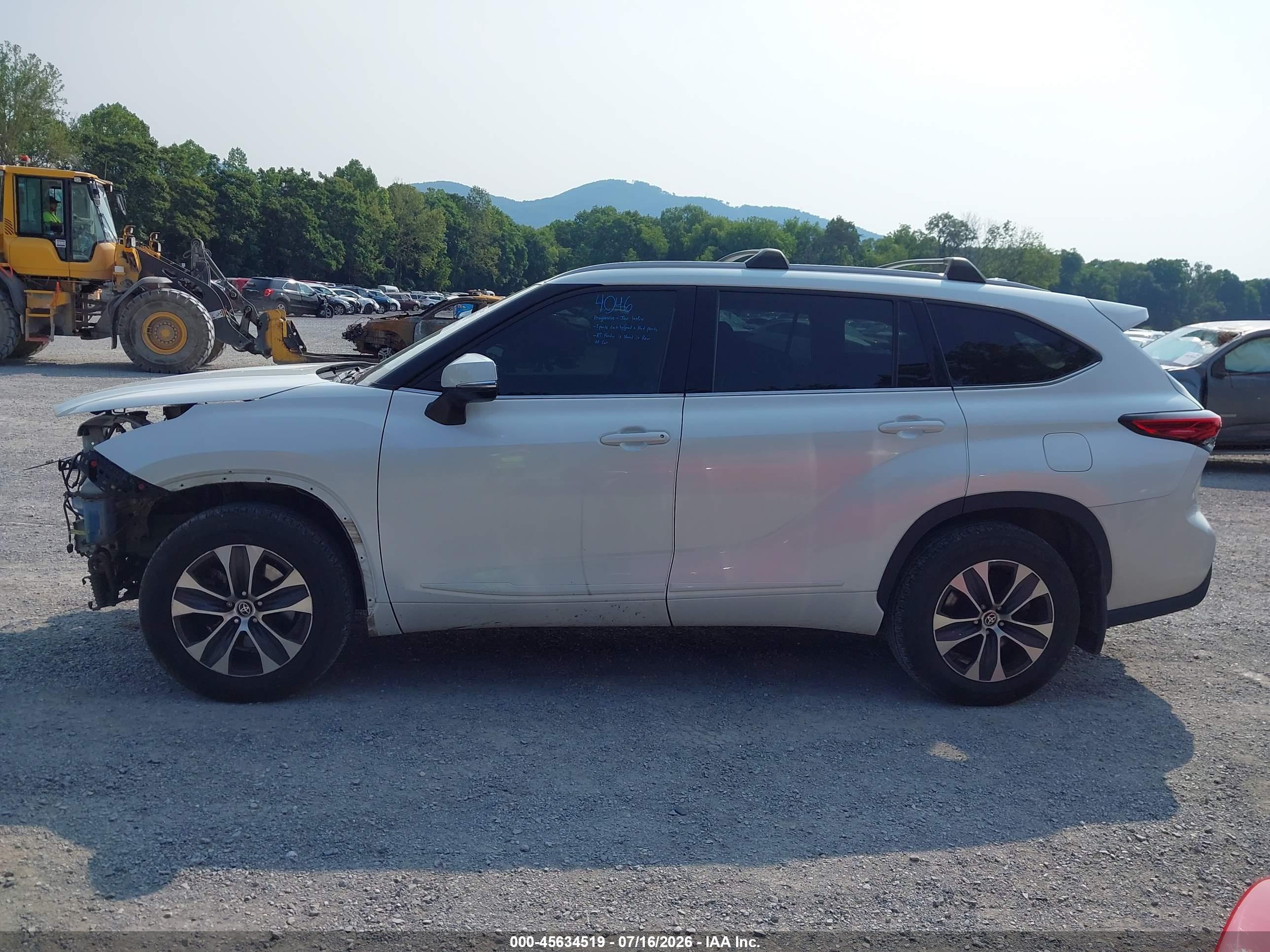 2022 TOYOTA HIGHLANDER XLE
