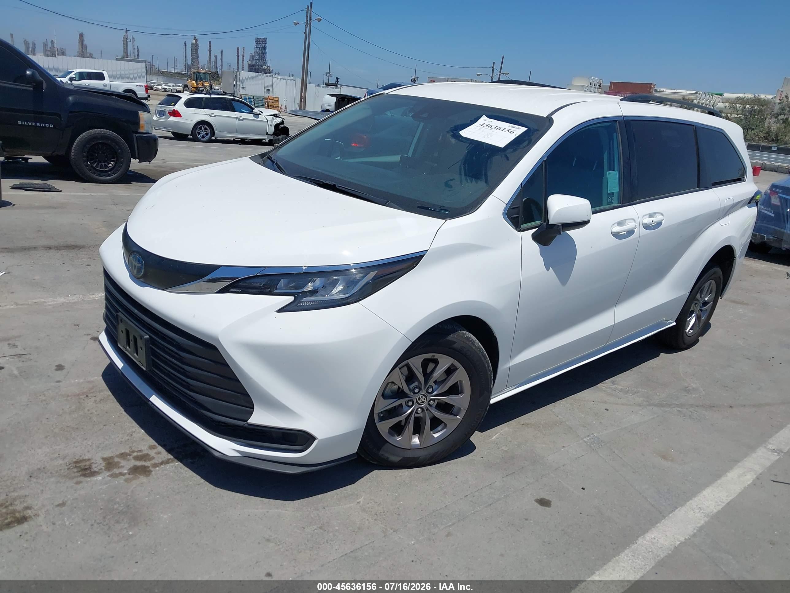 2023 TOYOTA SIENNA LE — I2