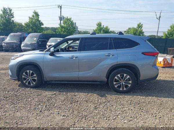 2022 TOYOTA HIGHLANDER XLE