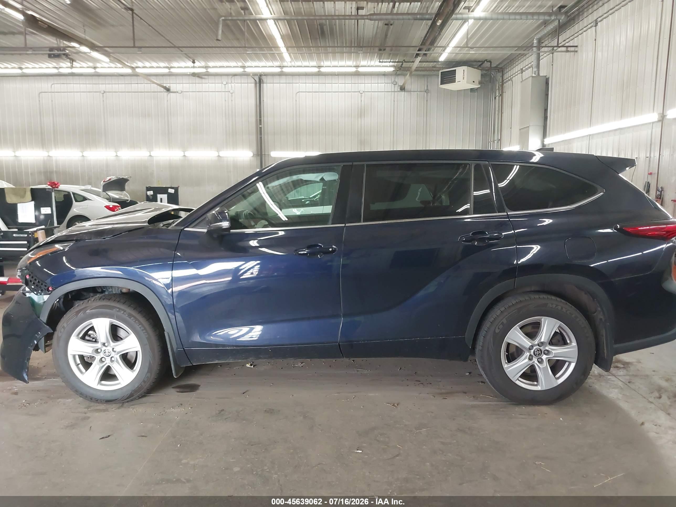 2022 TOYOTA HIGHLANDER LE