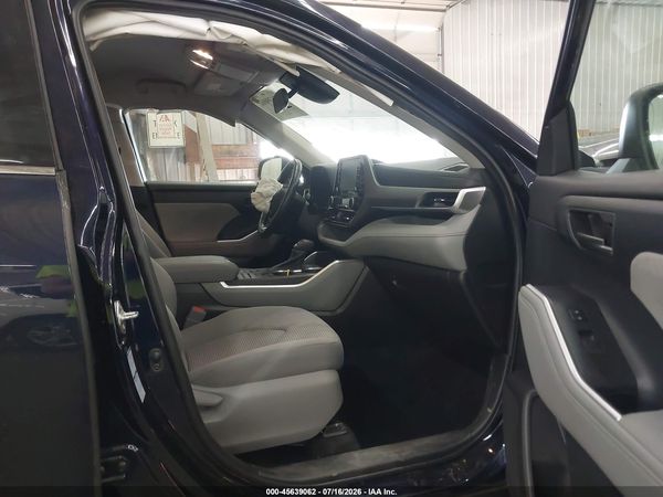 2022 TOYOTA HIGHLANDER LE