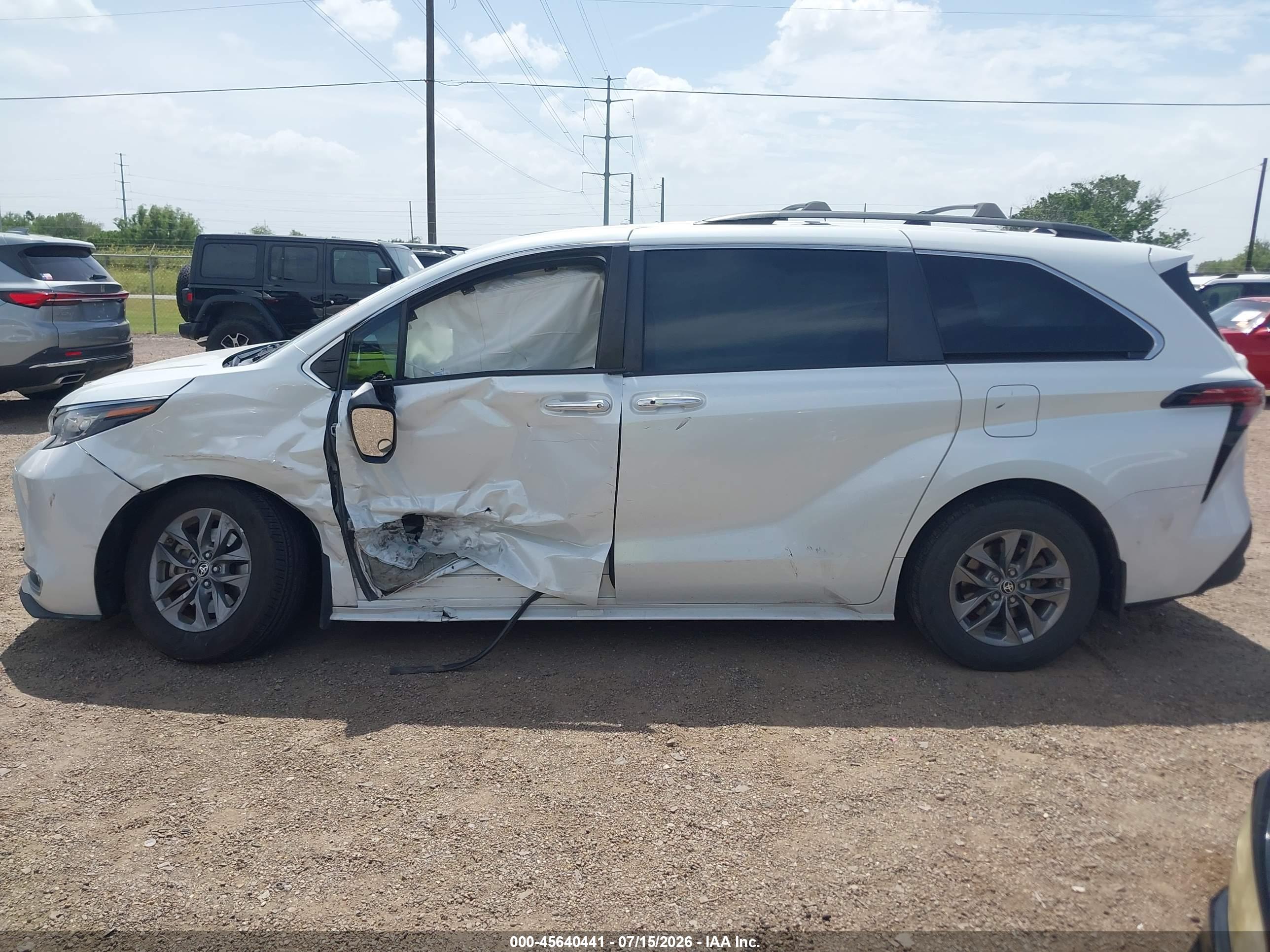 2022 TOYOTA SIENNA XLE