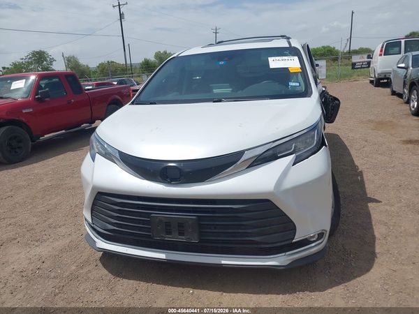 2022 TOYOTA SIENNA XLE