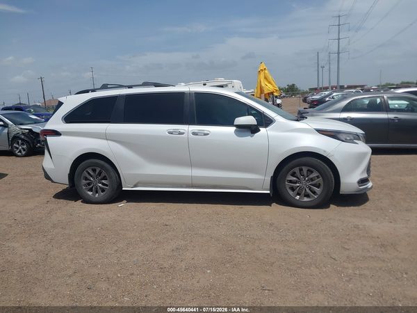 2022 TOYOTA SIENNA XLE