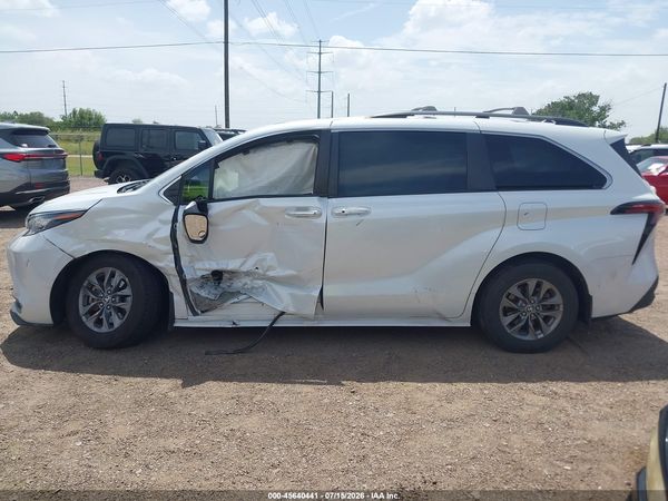2022 TOYOTA SIENNA XLE
