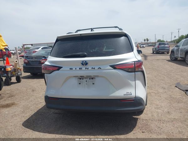 2022 TOYOTA SIENNA XLE