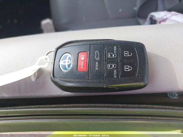 2022 TOYOTA SIENNA XLE