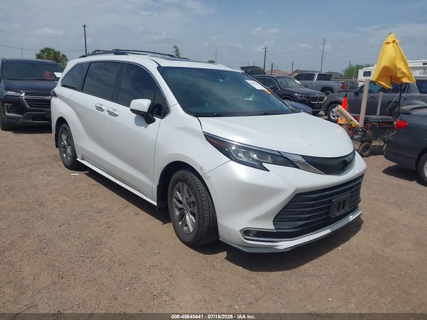2022 TOYOTA SIENNA XLE