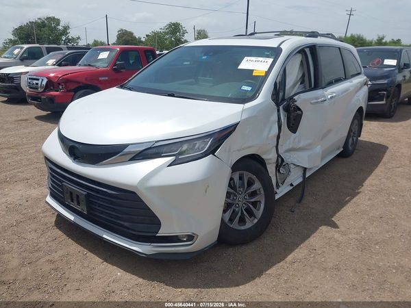 2022 TOYOTA SIENNA XLE