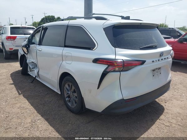 2022 TOYOTA SIENNA XLE