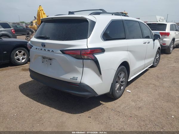 2022 TOYOTA SIENNA XLE