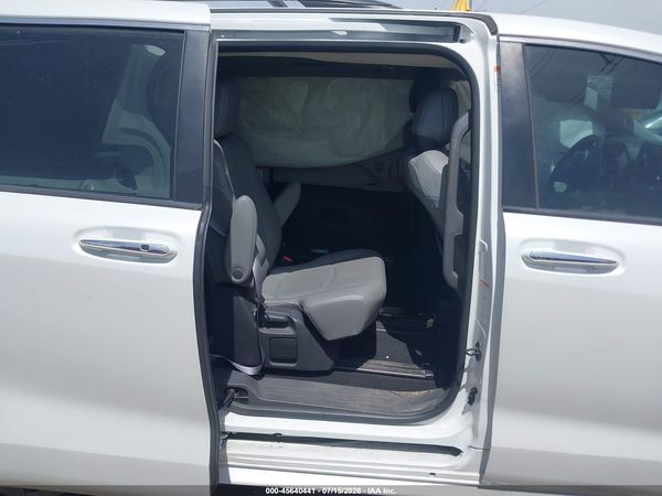 2022 TOYOTA SIENNA XLE