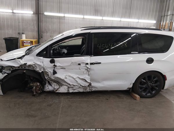 2018 CHRYSLER PACIFICA LIMITED — I117