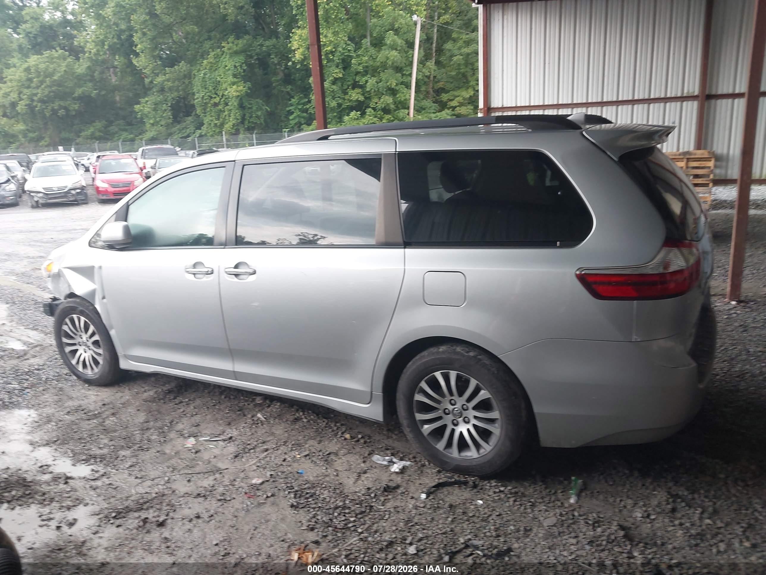 2019 TOYOTA SIENNA XLE 8 PASSENGER
