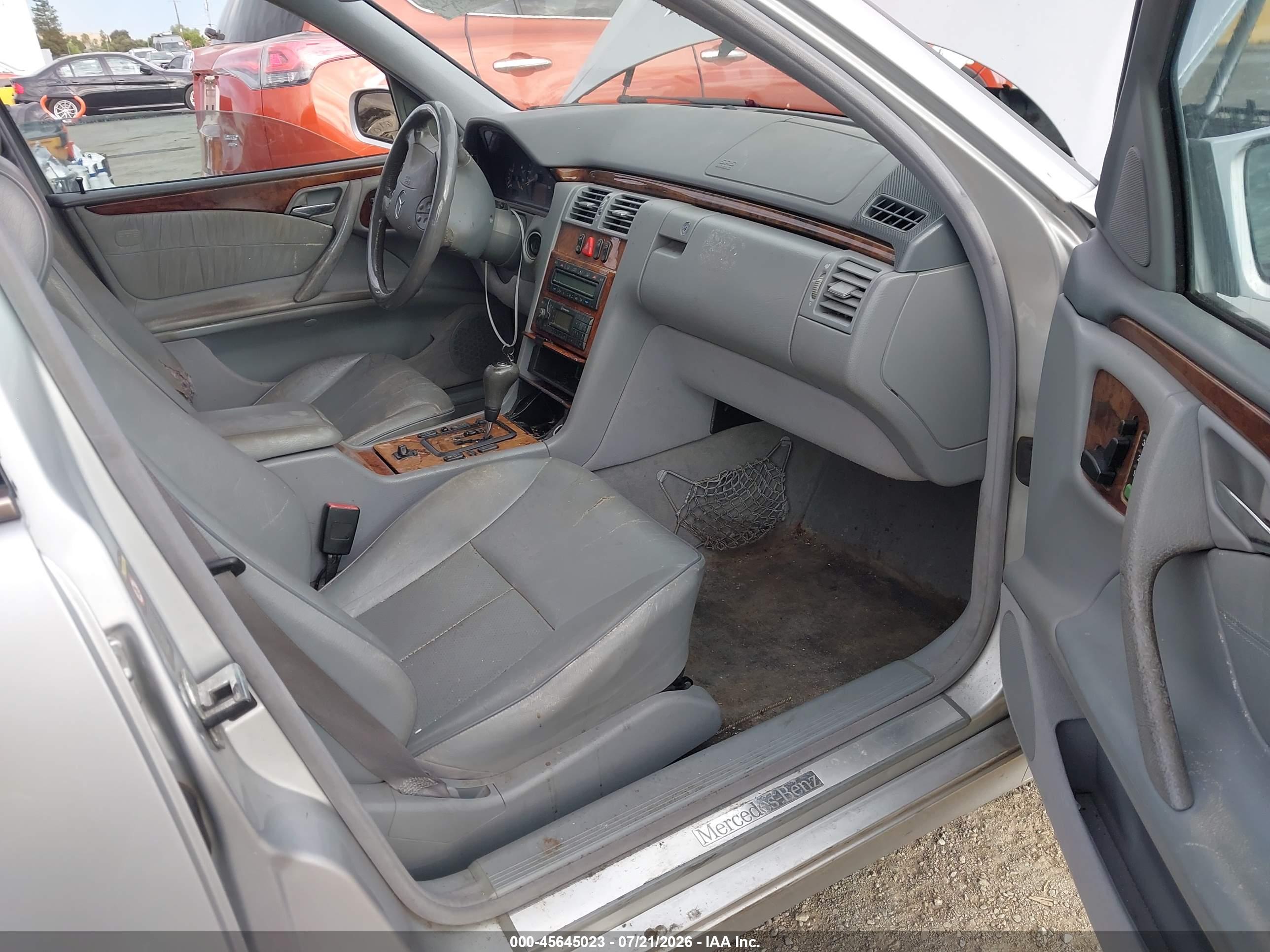 2000 MERCEDES-BENZ E 320 E320