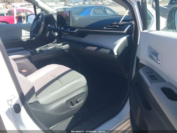 2026 TOYOTA SIENNA XLE