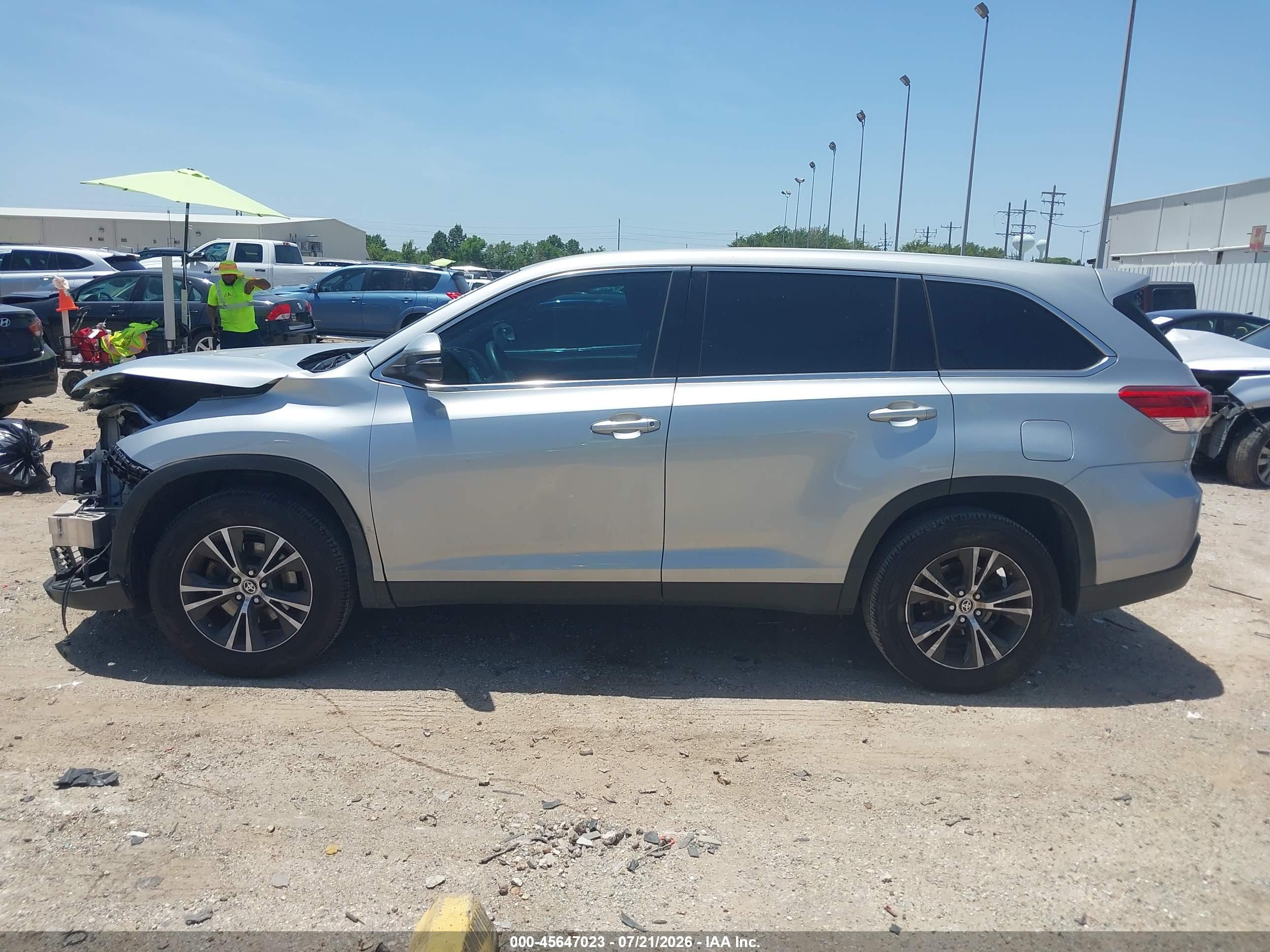 2019 TOYOTA HIGHLANDER LE