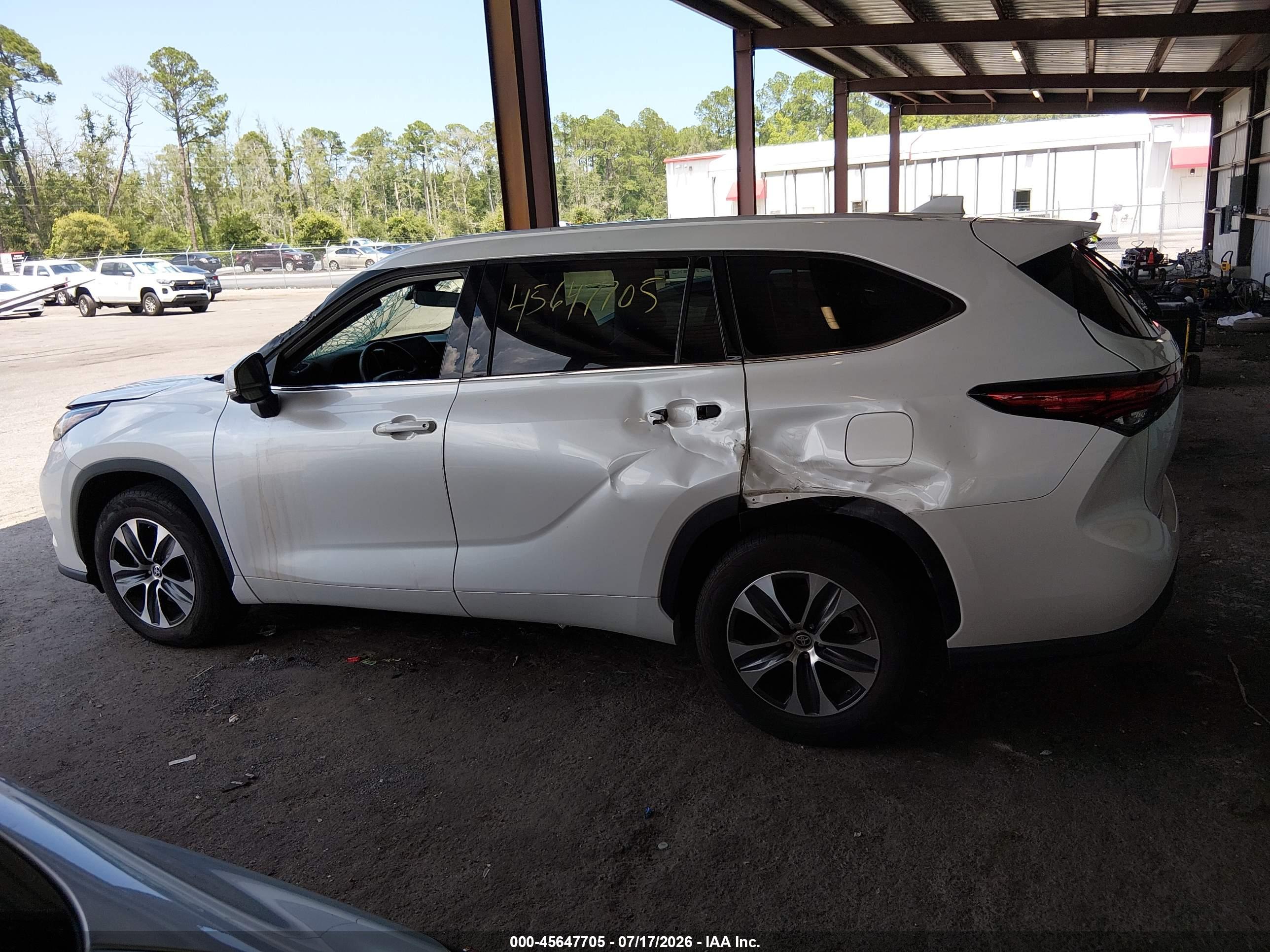 2022 TOYOTA HIGHLANDER XLE