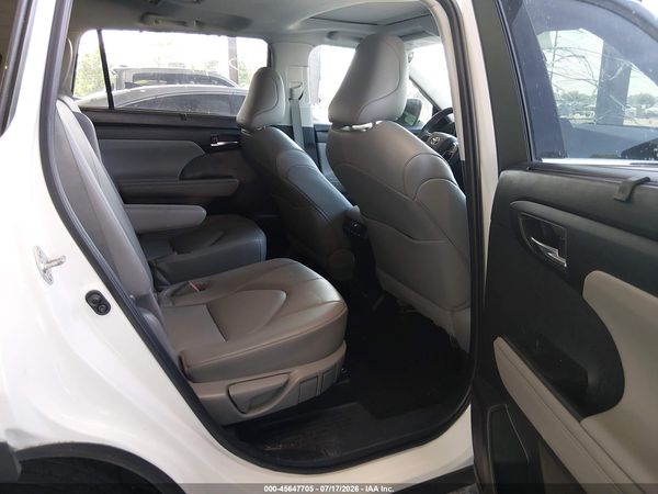 2022 TOYOTA HIGHLANDER XLE