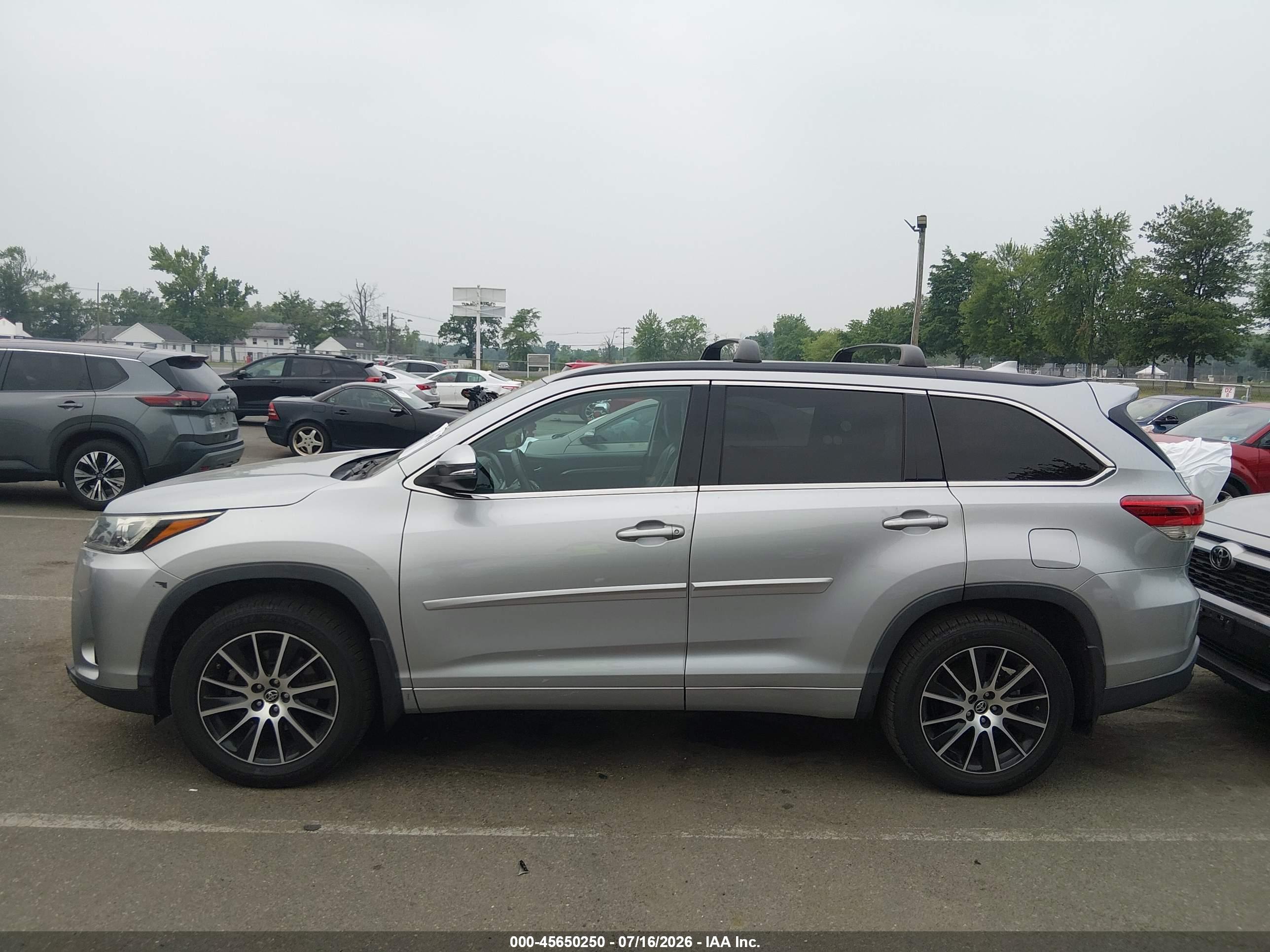 2018 TOYOTA HIGHLANDER SE