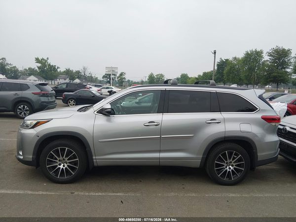2018 TOYOTA HIGHLANDER SE