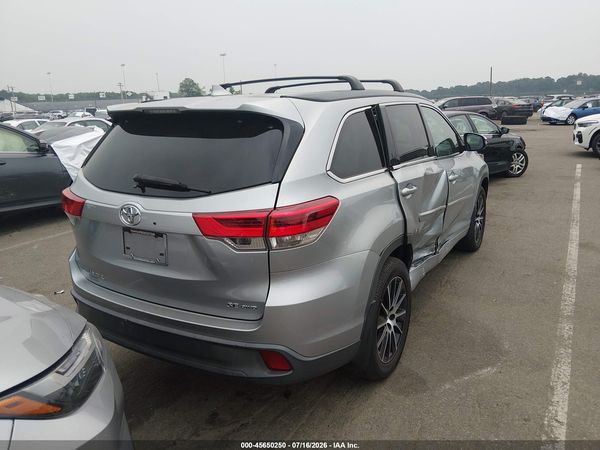 2018 TOYOTA HIGHLANDER SE