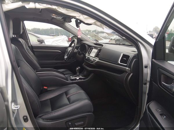 2018 TOYOTA HIGHLANDER SE