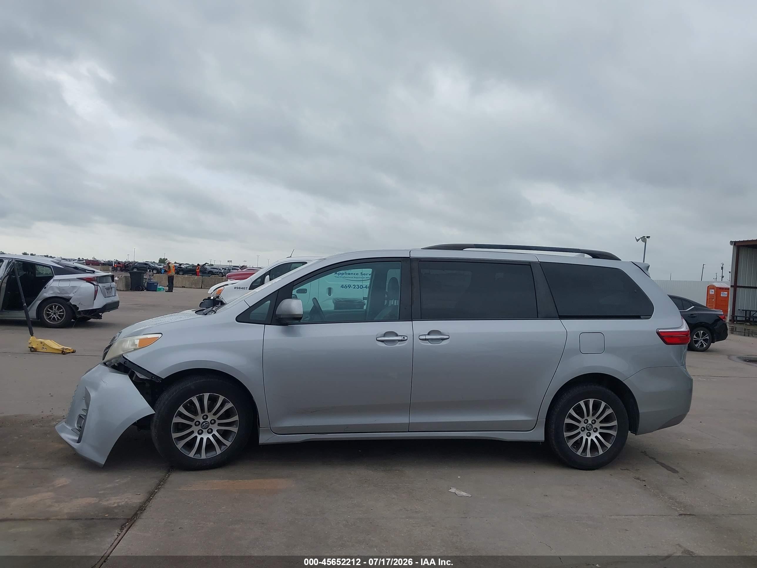 2018 TOYOTA SIENNA XLE 8 PASSENGER