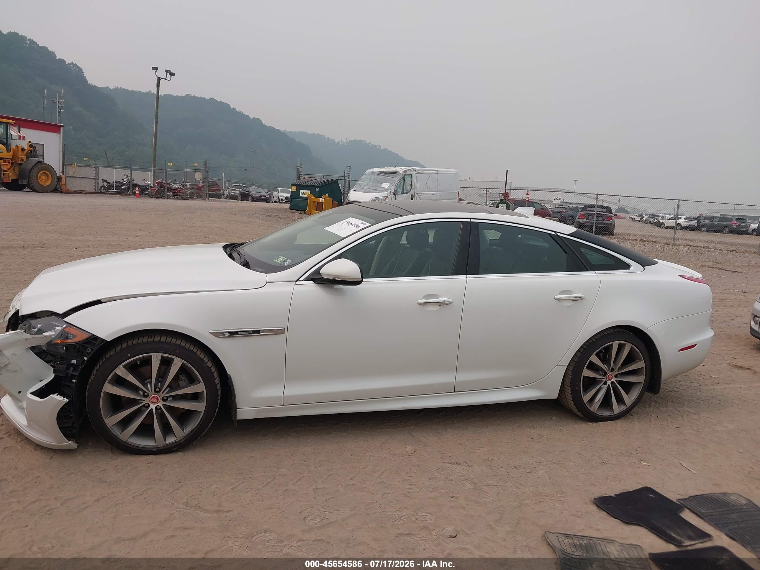 2017 JAGUAR XJ