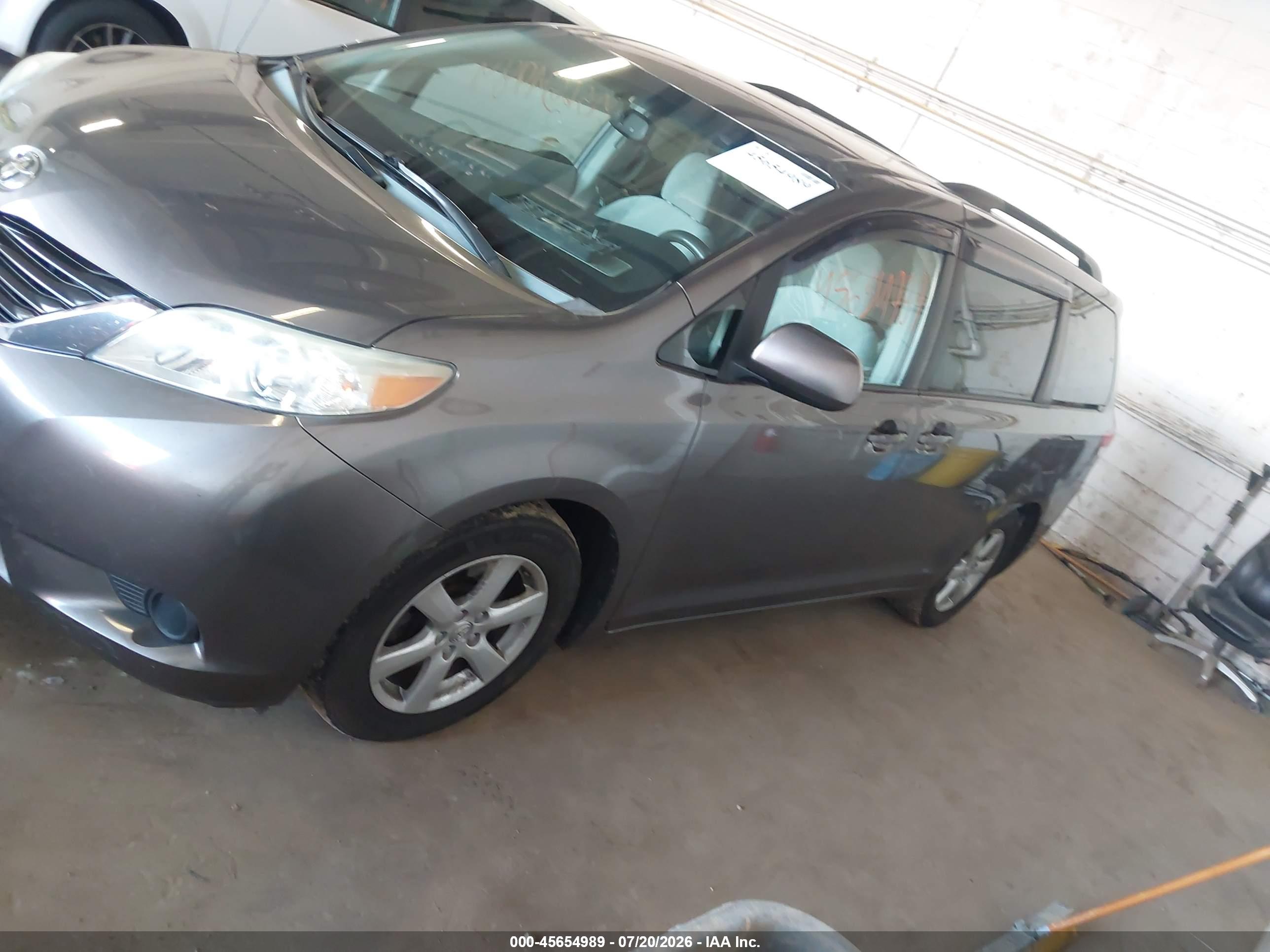 2012 TOYOTA SIENNA LE V6 8 PASSENGER