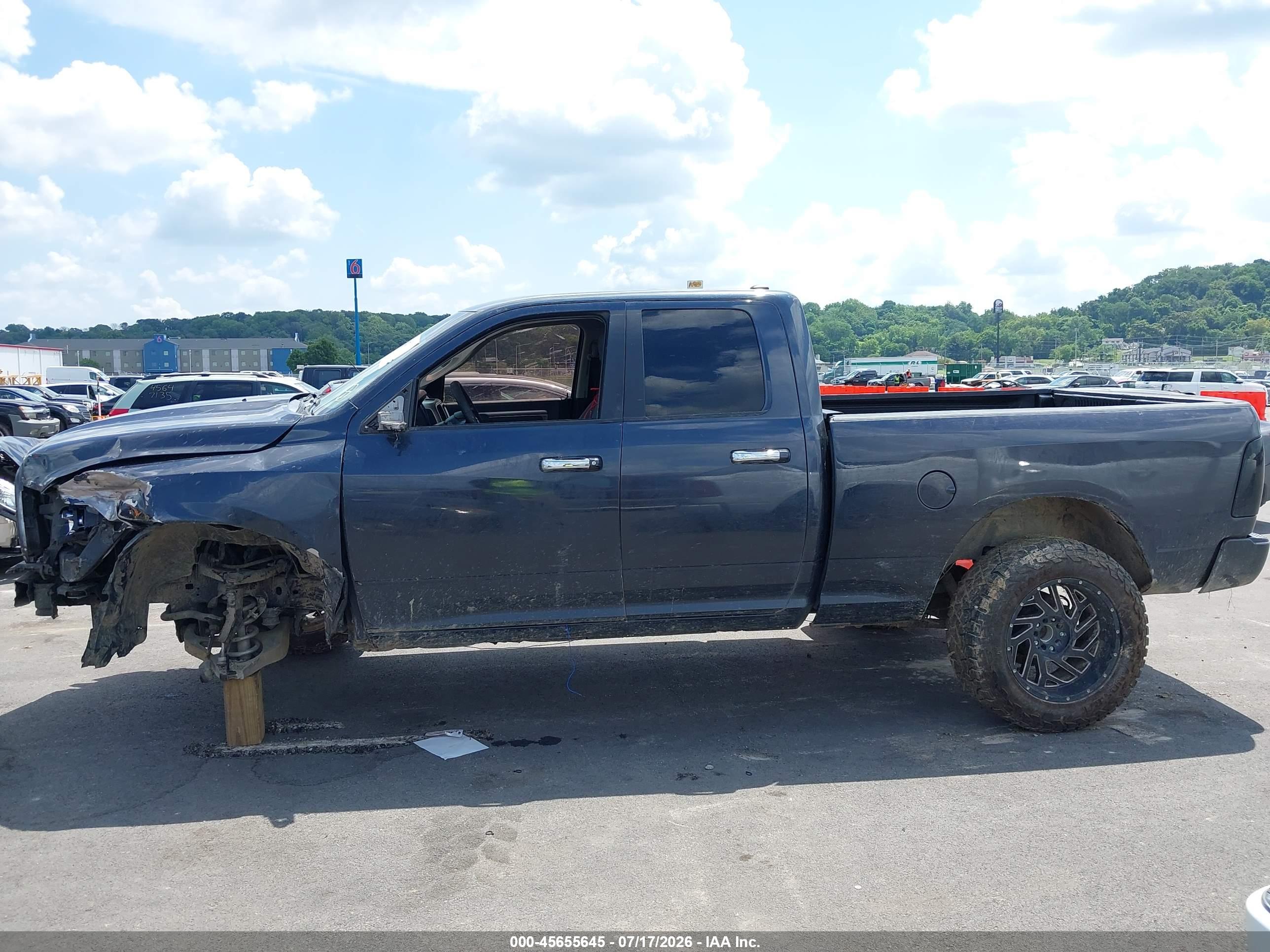 2017 RAM 1500 SLT  4X2 6'4 BOX