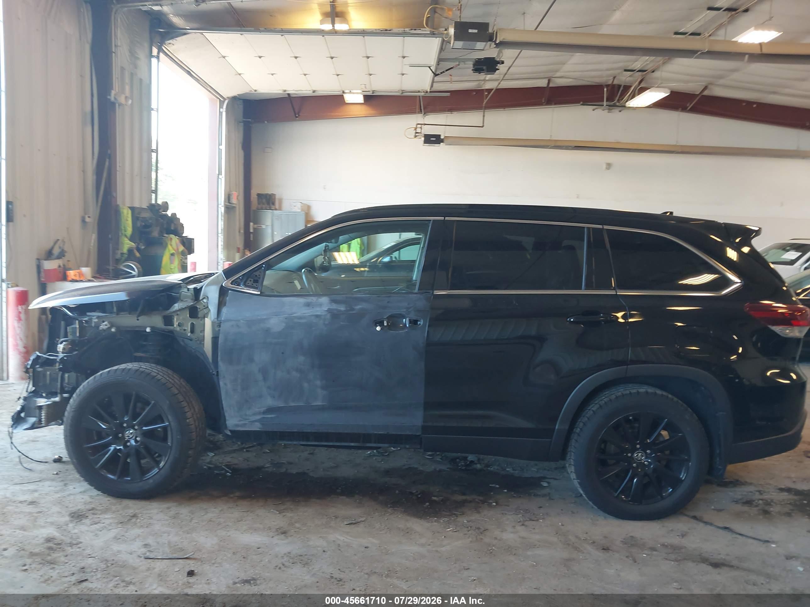 2019 TOYOTA HIGHLANDER SE