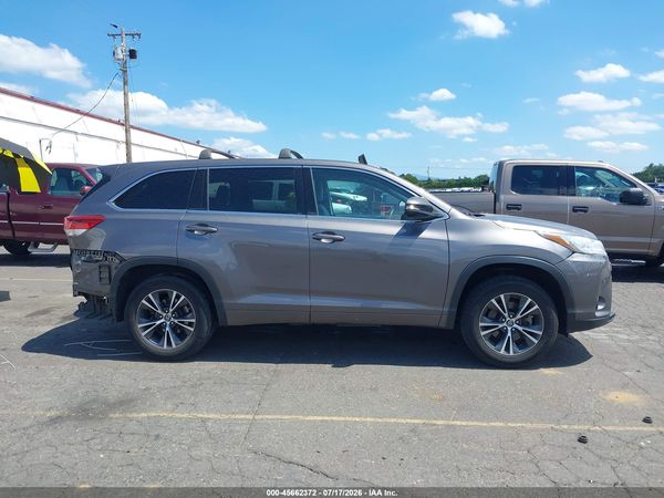 2017 TOYOTA HIGHLANDER LE