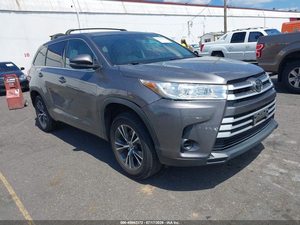 2017 TOYOTA HIGHLANDER LE