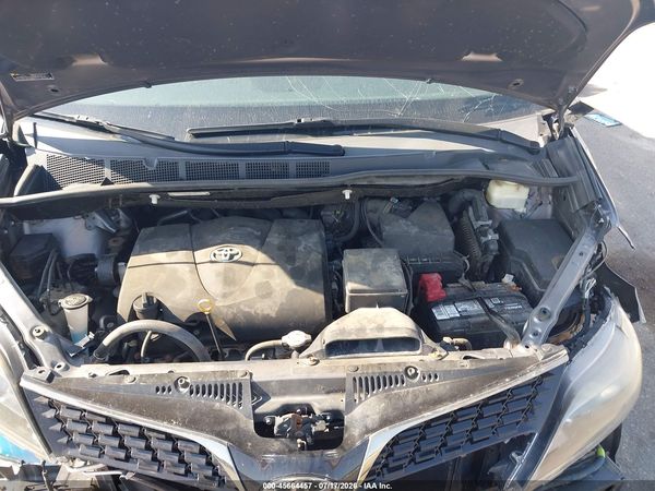2018 TOYOTA SIENNA SE 8 PASSENGER