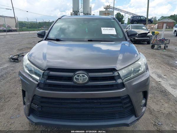 2017 TOYOTA HIGHLANDER SE