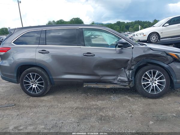 2017 TOYOTA HIGHLANDER SE