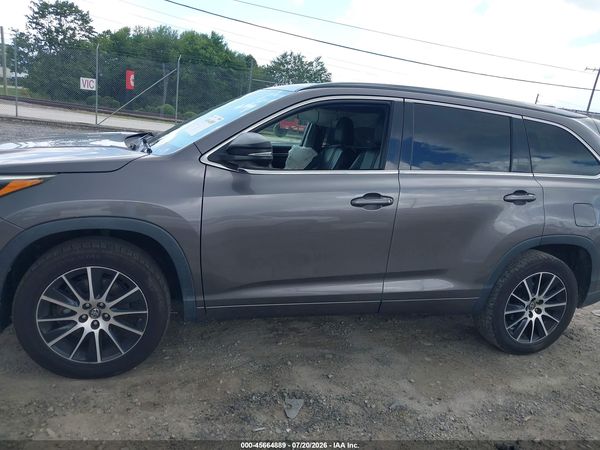 2017 TOYOTA HIGHLANDER SE
