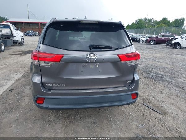 2017 TOYOTA HIGHLANDER SE