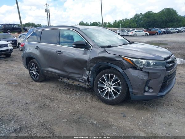 2017 TOYOTA HIGHLANDER SE