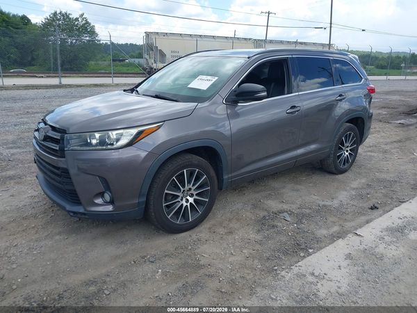 2017 TOYOTA HIGHLANDER SE
