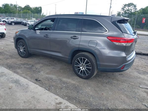 2017 TOYOTA HIGHLANDER SE