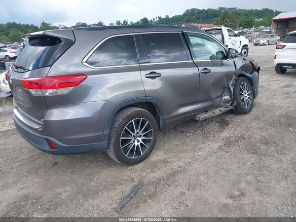 2017 TOYOTA HIGHLANDER SE